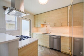Building Photo - 810 81st St
