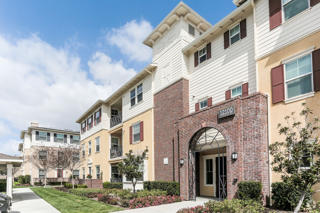 Building View - Coventry Court Luxury Senior