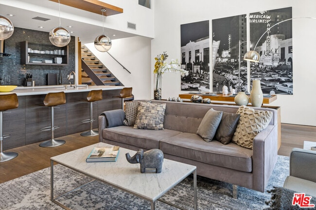 Foto del edificio - 1250 N Harper Ave