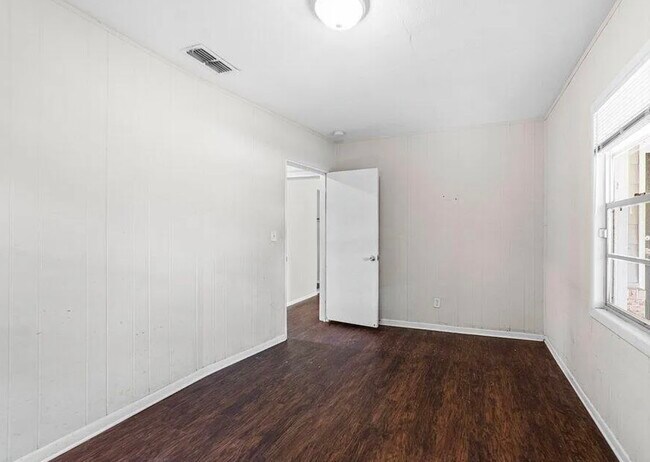 Building Photo - 210 E 65th St