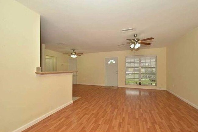 Building Photo - 11450 NW 35th Pl
