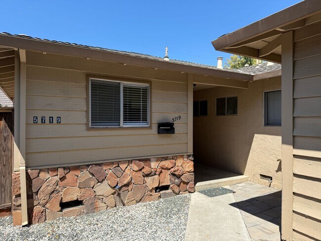 Foto del edificio - Blossom Valley Duplex