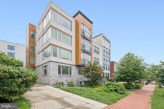 Building Photo - 915 12th St NE