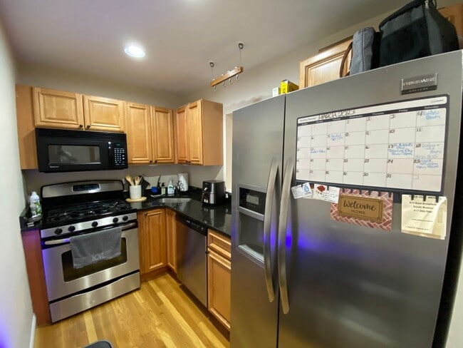 Building Photo - BEAUTIFUL SOUTH BOSTIN 2 BED!!!!