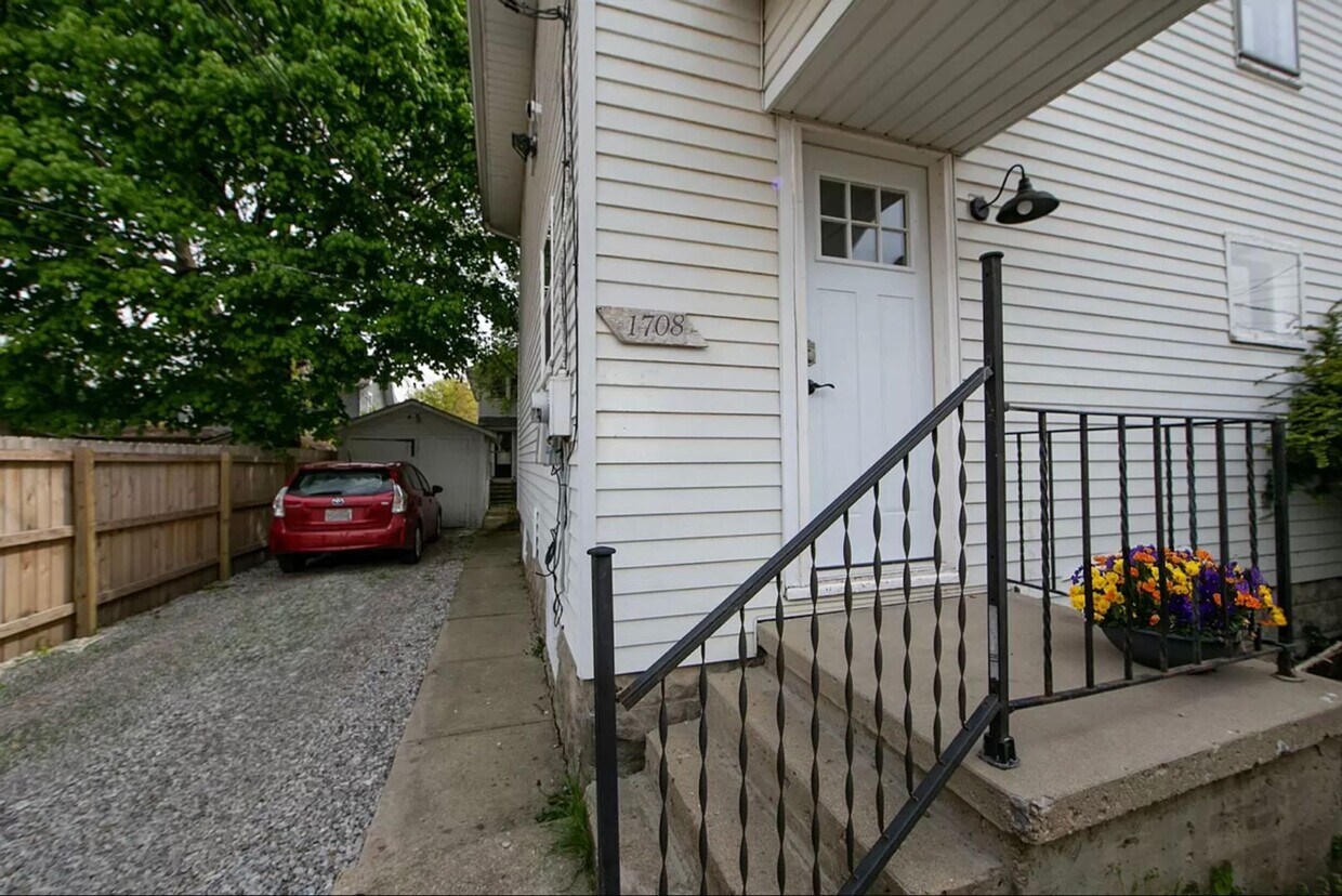 Primary Photo - Newly updated 2 Bedroom Home