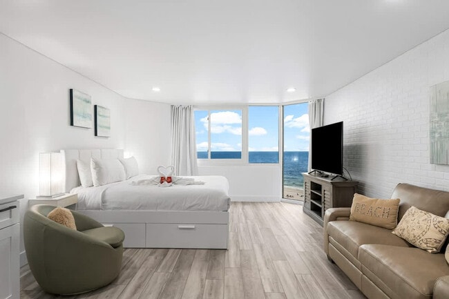 Building Photo - 8817 S Thomas Dr