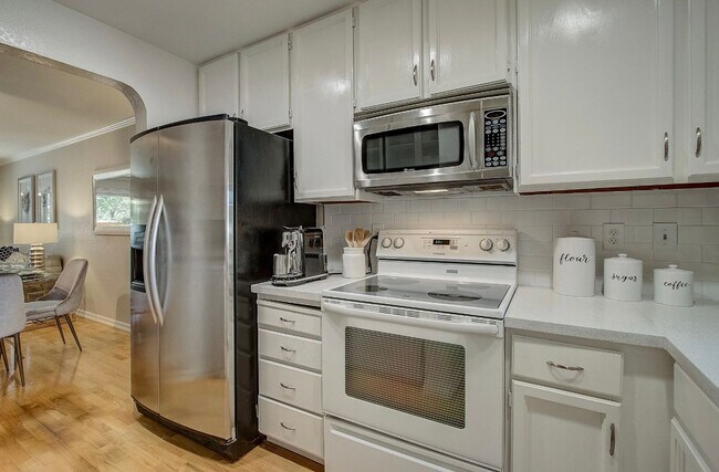 Foto del edificio - 1303 Victoria Ter