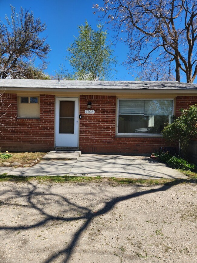 Building Photo - 2-Bedroom Duplex with Hardwood Floors and ...