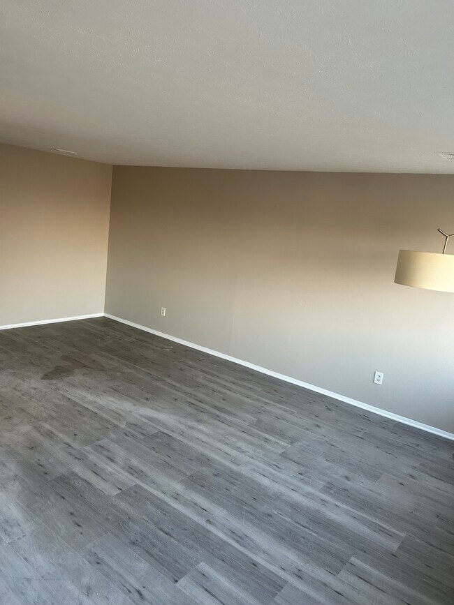 Foto del edificio - 6640 Pearl Rd