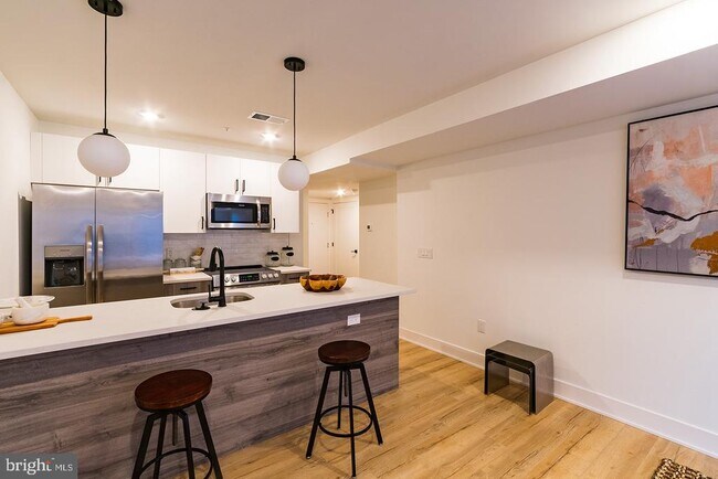 Foto del edificio - 629 W Girard Ave