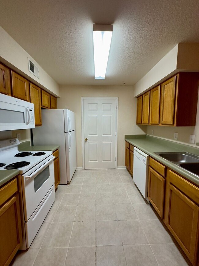 Foto del edificio - MOVE IN SPECIAL! $300 OFF FIRST 2 MONTHS RENT. ---Spacious 1B/1B Unfurnished Condo near Beach in ...