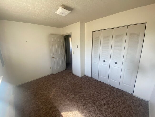 Building Photo - 6 Clearview Ct