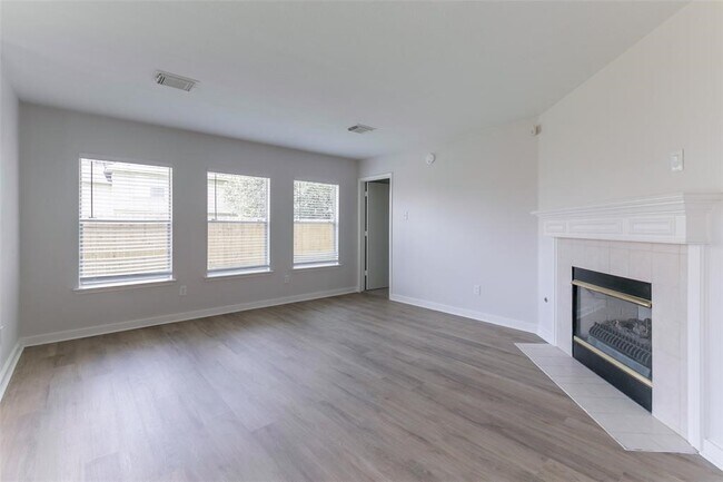 Foto del edificio - 16711 Hollow Ridge Dr