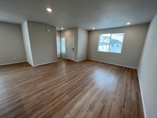 Building Photo - Newly Built 4 Bed, 2.5 Bath Townhouse w/ 2...