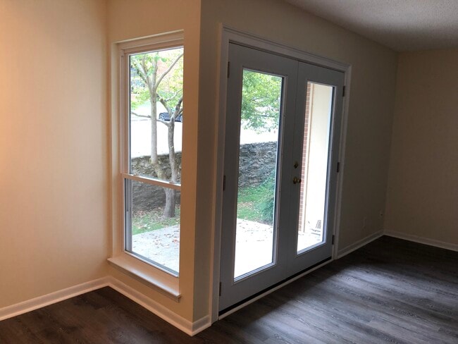 Vista desde la mesa del comedor - 515 Basswood Ave