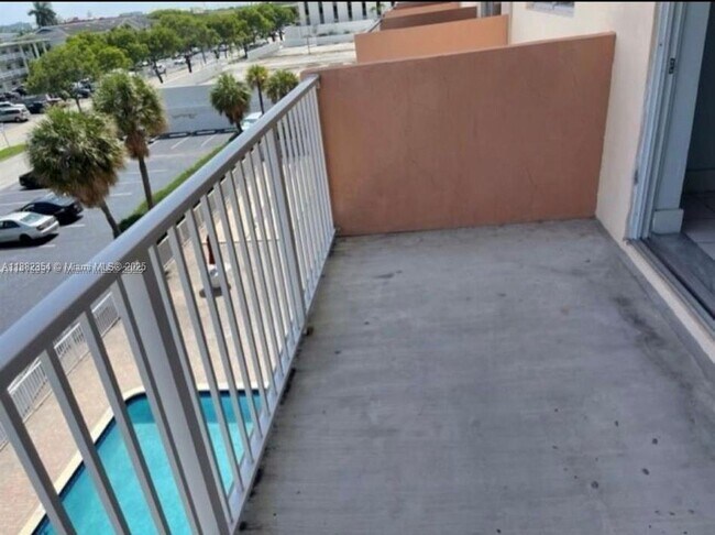 Building Photo - 2200 E Hallandale Beach Blvd