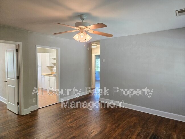 Foto del edificio - 111 Hollyberry Ln