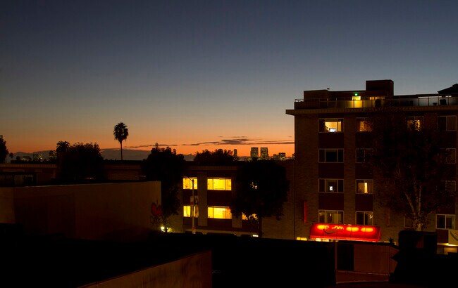Foto del edificio - 525 N Sycamore Ave