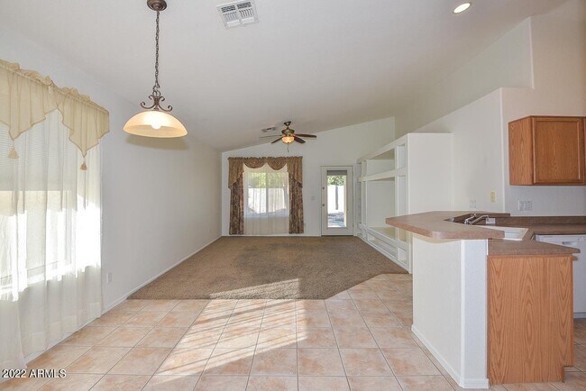 Foto del edificio - 7720 W Foothill Dr