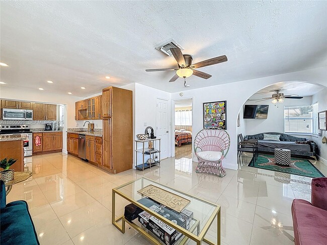 Building Photo - 2940 NE 10th Terrace