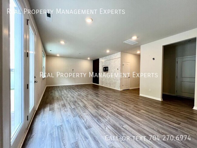 Foto del edificio - 3031 Blf Hl Ln