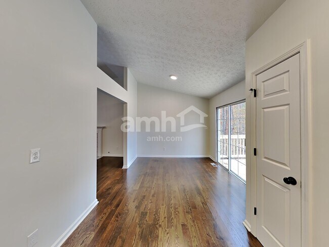 Foto del edificio - 6028 Woodcreek Dr