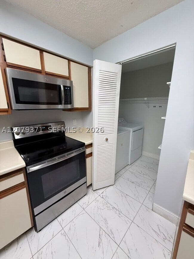 Building Photo - 1281 SW 46th Ave