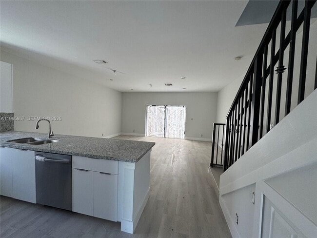 Foto del edificio - 5736 Tyler St