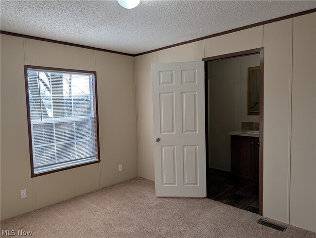 Foto del edificio - 230 Cedar Brook Dr