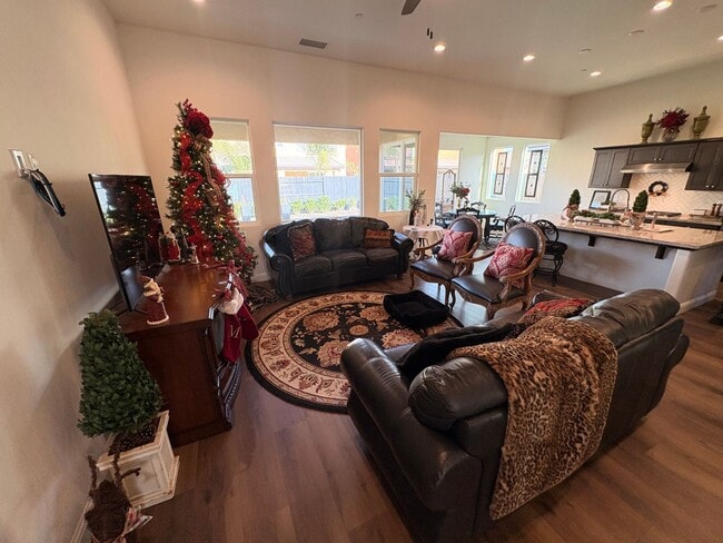 Foto del edificio - Beautiful 4 bedroom home for rent in Visalia, CA