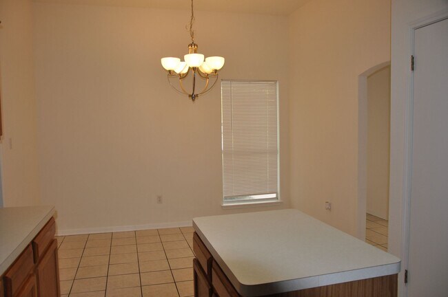 Building Photo - 3 Bedroom 2 Bath in Heatherwild