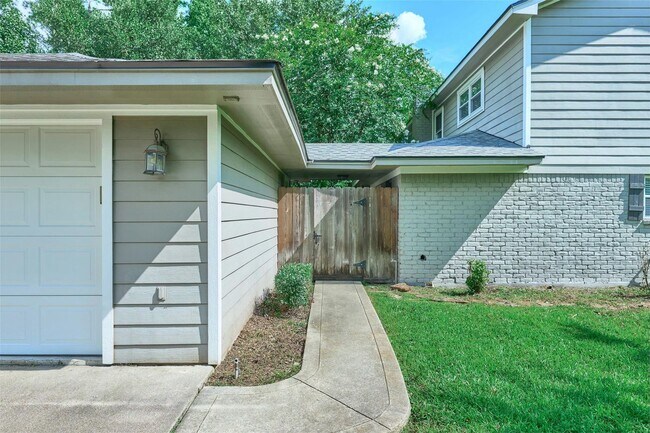 Building Photo - Beautiful two-story home on an oversized c...