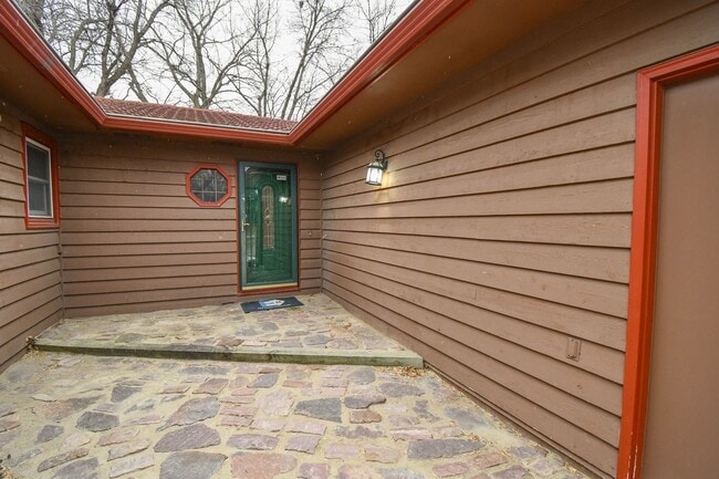 Building Photo - 3305 E 33rd St
