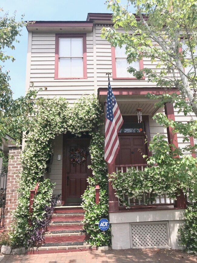 Darling Studio in heart of downtown historic district-3rd floor - 540 E Taylor St