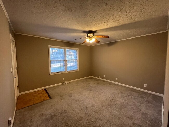Building Photo - 3 Bedrooms, 1.5 Bathrooms - Home in Armuchee!