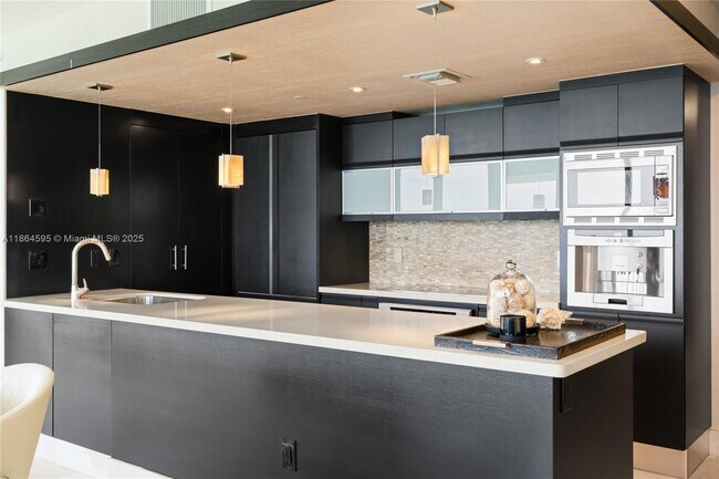 Building Photo - 5875 Collins Ave