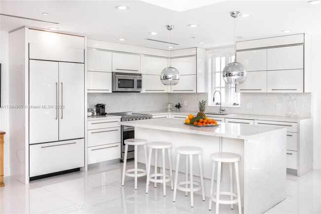 Building Photo - 19137 Fisher Island Dr