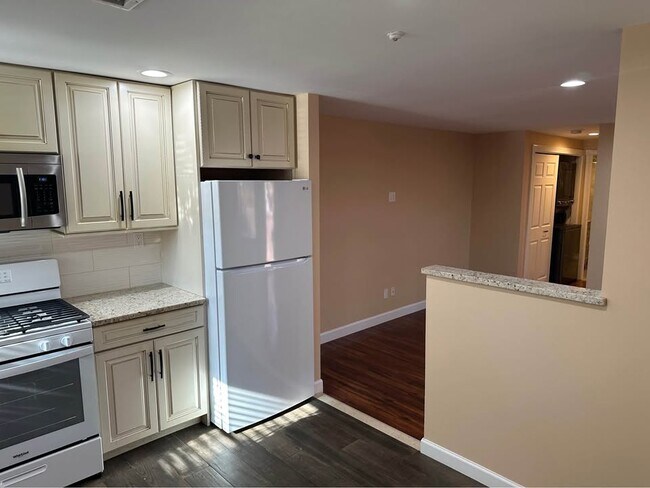 Building Photo - 12 Sagamore Hills Dr