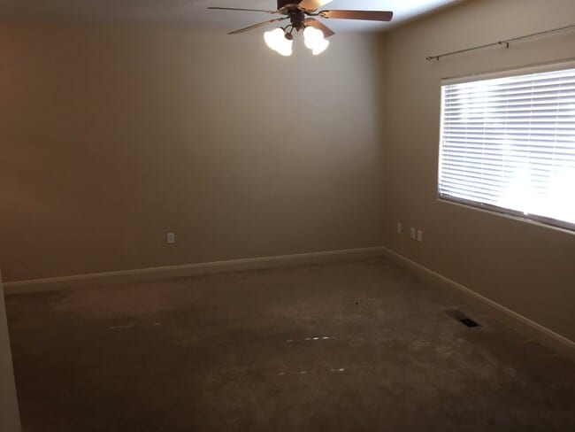 Foto del edificio - 700 N Main St