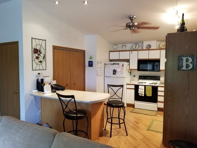 Island can be moved - 6500 Creekside Dr NE