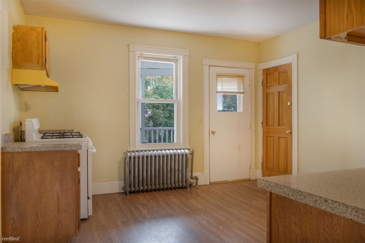 Primary Photo - 3 br, 1 bath Triplex - 10 Bearse Ave