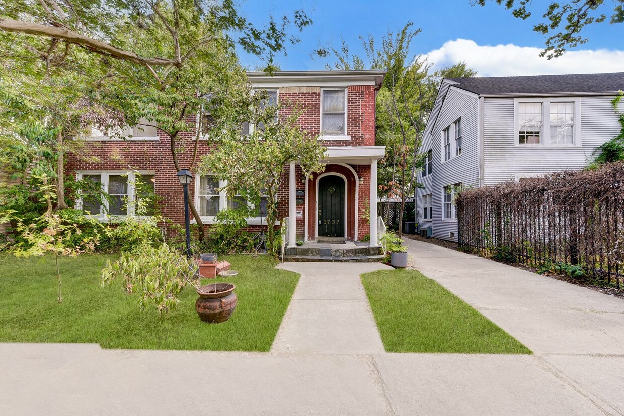 Foto principal - Charming 2BR/2BA Duplex in the Heart of Mo...