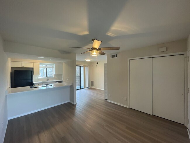 Building Photo - Great 1/1 Condo in Carmel Village II