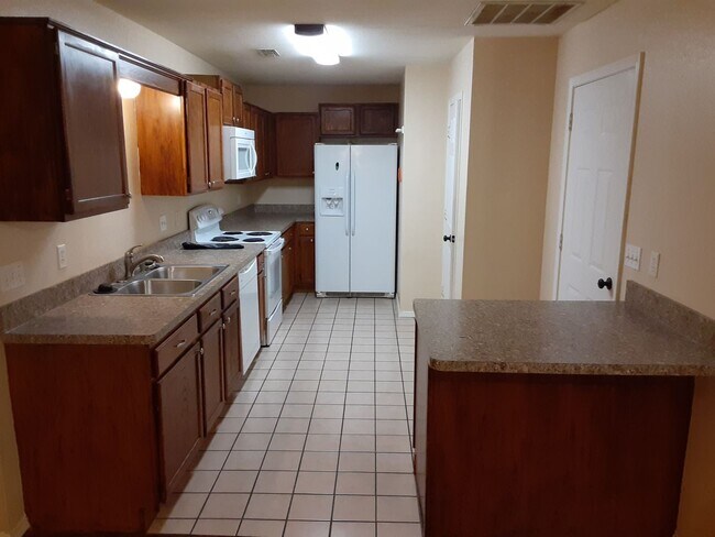 Building Photo - Great Townhouse in West Fayetteville
