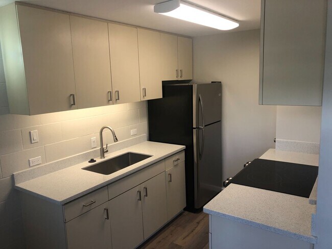 Building Photo - FULLY RENOVATED TOP OF THE HILL