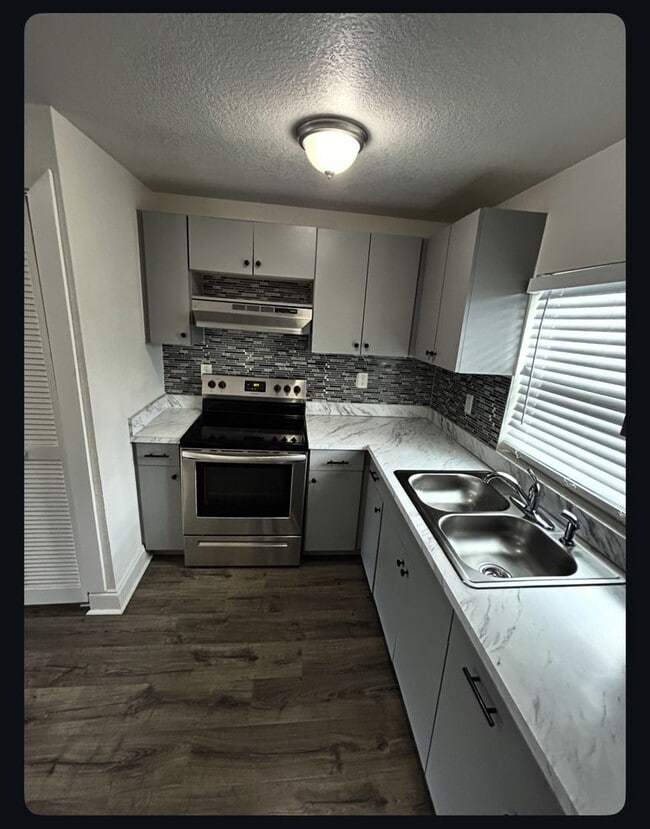 Building Photo - 2 Bedroom, 1 Bathroom Home!