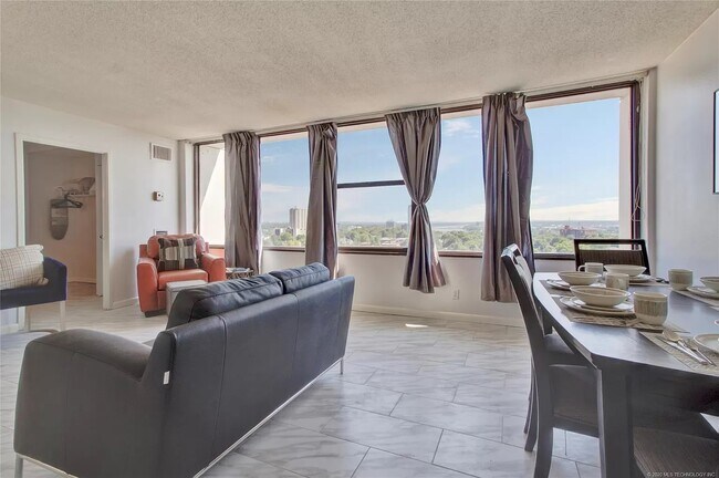 Building Photo - 410 W 7th St #1521