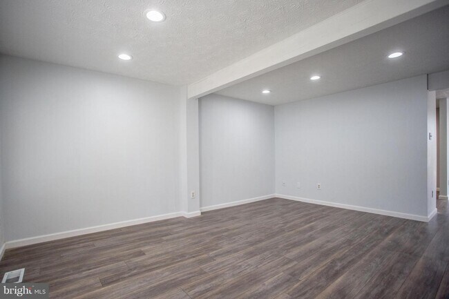 Foto del edificio - 8051 Orange Plank Rd