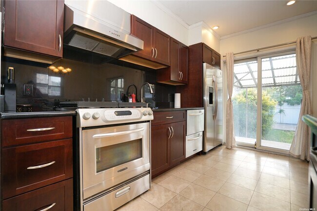 Foto del edificio - 59-32 Parsons Blvd