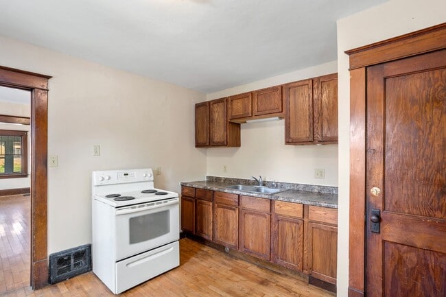 Building Photo - 209 Appleton St